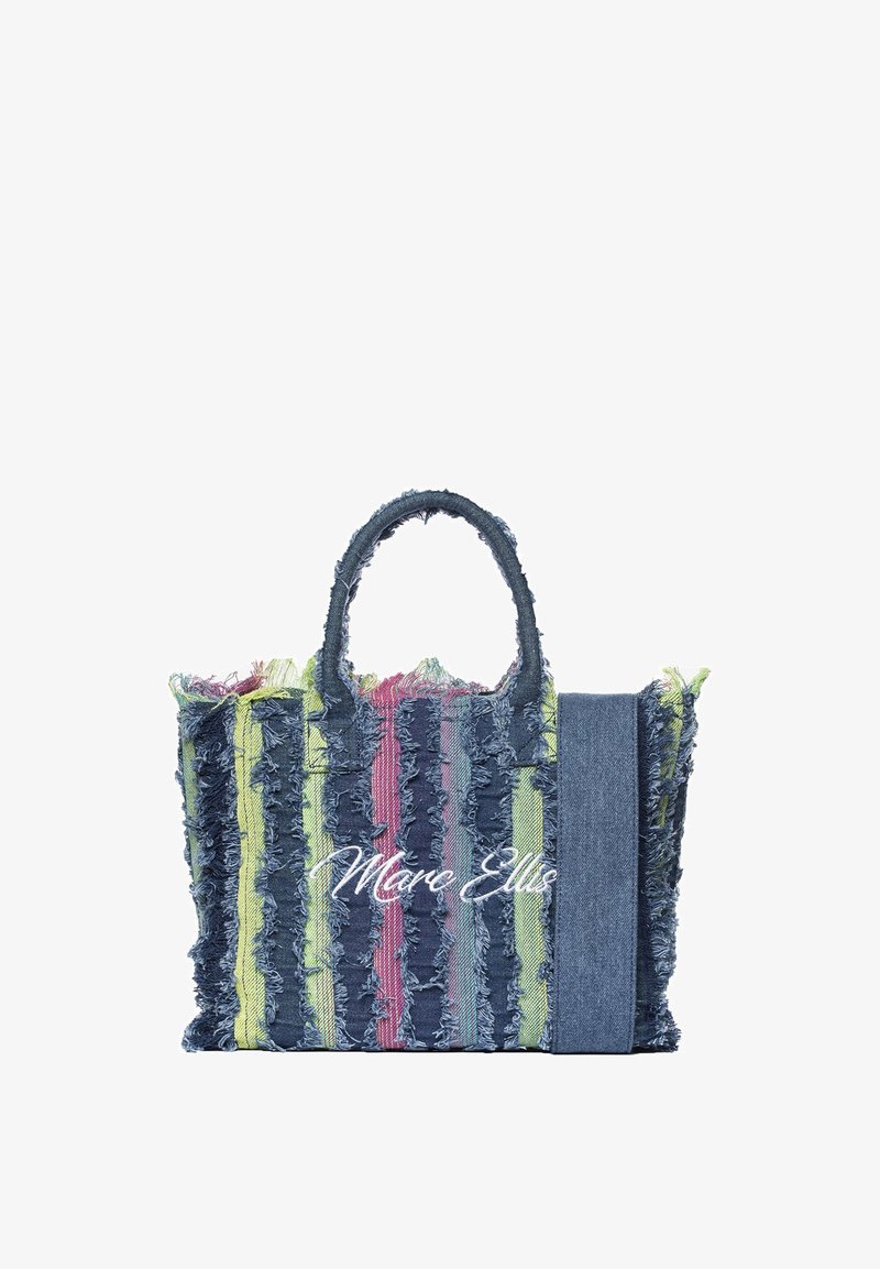 Borsa tote in denim con strisce multicolori sfrangiate, un pannello laterale blu uniforme e manici robusti. "Marie Ellis" è ricamato in bianco.
