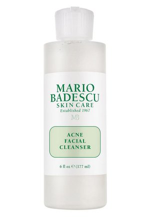 Nettoyant facial contre l'acné Mario Badescu dans une bouteille en plastique transparent de 177 ml (6 fl oz), avec une étiquette blanche et verte et un bouchon à rabat.