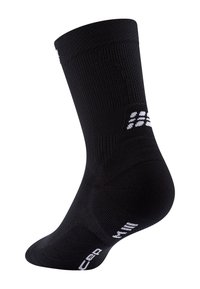 Schwarze sportliche Crew-Socke mit weißen Logo-Mustern nahe dem Knöchel und den Zehen, ausgestattet mit gerippter Textur sowie gepolstertem Fersen- und Sohlenbereich.