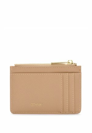 Nude skórzany portfel na karty z złotym zamkiem, wieloma kieszonkami na karty i teksturowanym wykończeniem; kompaktowy prostokątny kształt z subtelnym logo.