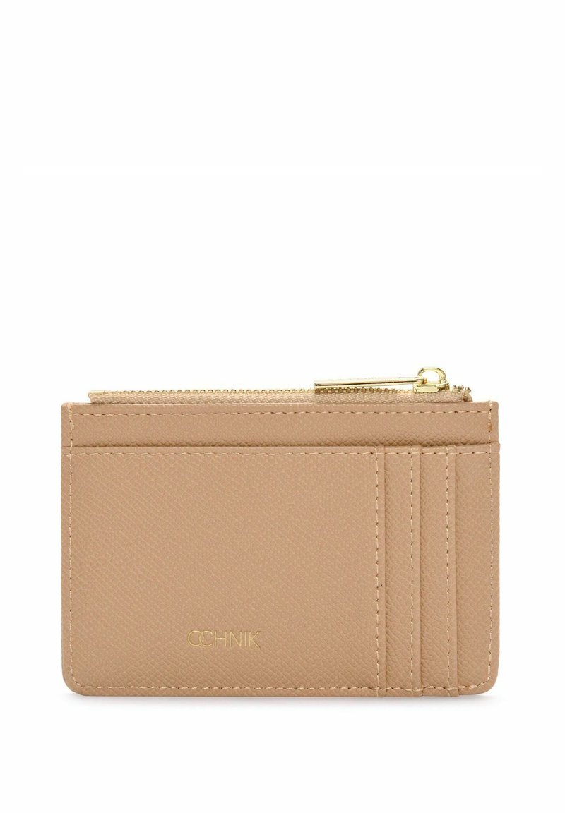 Nude skórzany portfel na karty z złotym zamkiem, wieloma kieszonkami na karty i teksturowanym wykończeniem; kompaktowy prostokątny kształt z subtelnym logo.