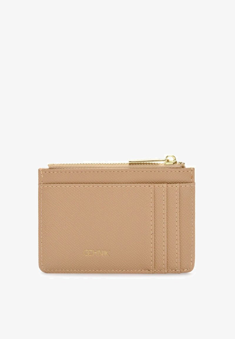Nude skórzany portfel na karty z złotym zamkiem, wieloma kieszonkami na karty i teksturowanym wykończeniem; kompaktowy prostokątny kształt z subtelnym logo.