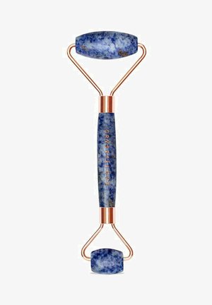 Niebieski kamienny wałek do twarzy o gładkiej fakturze, z różowozłotą metalową ramą i uchwytami, zaprojektowany z zaokrąglonym końcem dla wszechstronności.