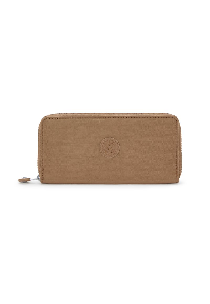 Portafoglio zip in tessuto durevole color tan con logo impresso, forma rettangolare, texture liscia e dettagli di cucitura a contrasto.