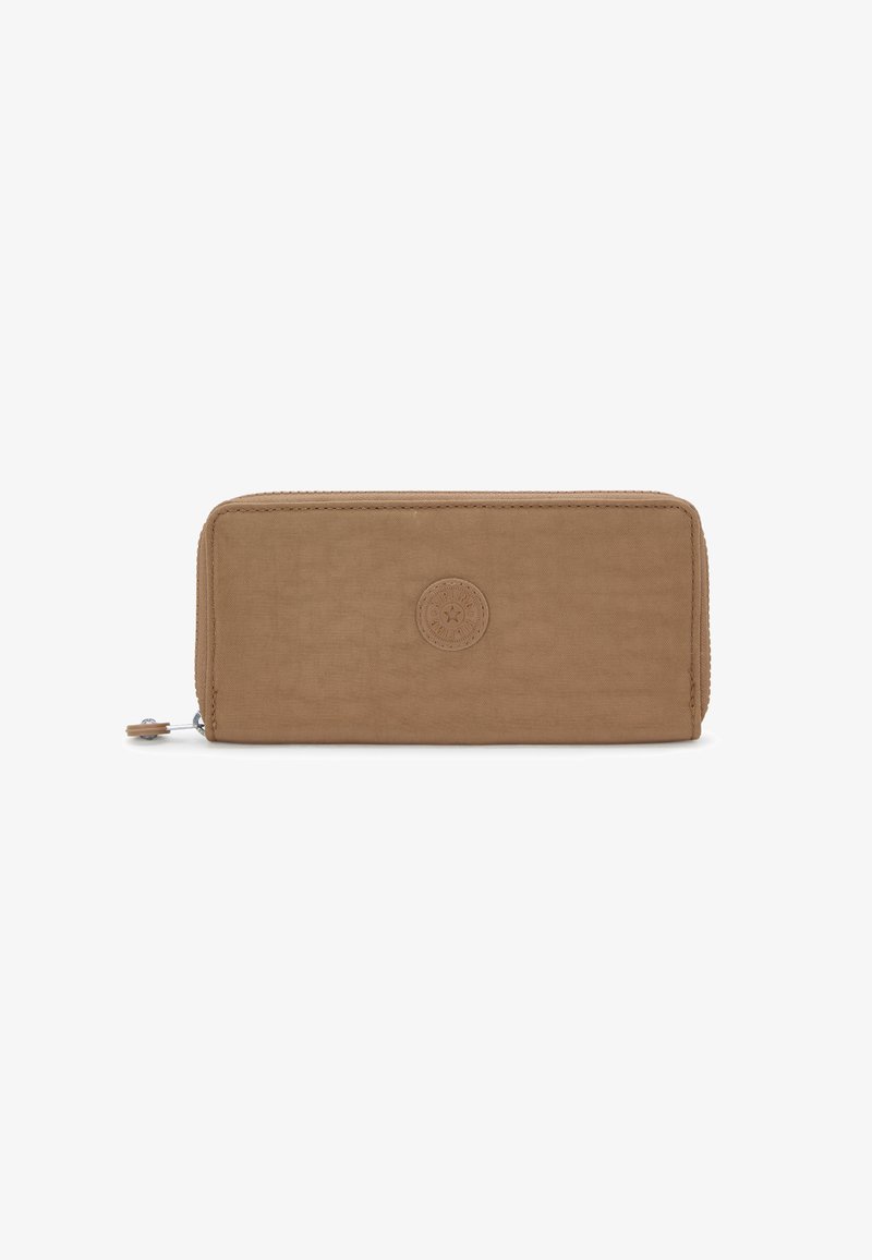 Portafoglio zip in tessuto durevole color tan con logo impresso, forma rettangolare, texture liscia e dettagli di cucitura a contrasto.