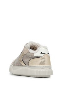Sneaker alta in beige e oro. Presenta un'esterno testurizzato con fodera in pelliccia, accenti in materiali a contrasto e una suola in gomma.