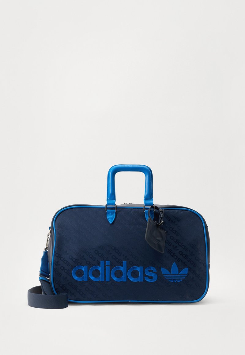 Saco de duffle azul marinho com detalhes em azul, apresentando um grande logo "adidas" e o trefoil. Feito de material durável, com duas alças e uma alça destacável.