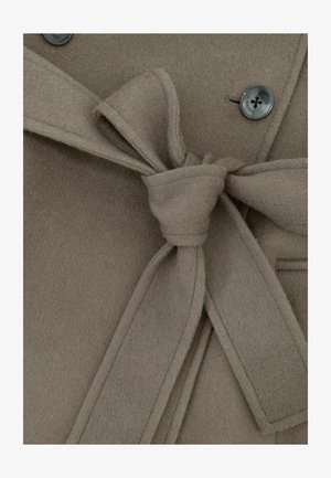 Barna gyapjú kabát övvel megkötve, kétsoros gombolással és puha tapintással.