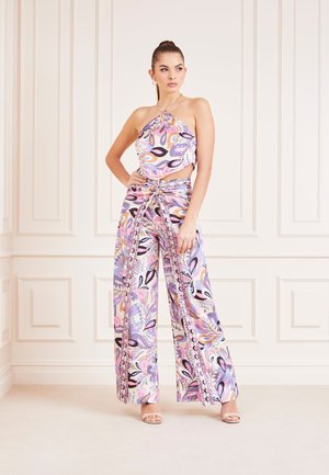 Top corto a halter e pantaloni a gamba larga in un vivace motivo floreale multicolore su tessuto morbido, con un accento a catena sul colletto.