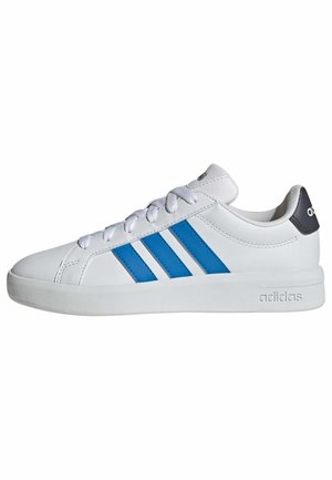Biały sneaker Adidas z niebieskimi paskami, białymi sznurowadłami, czarną pętelką na pięcie i wypukłym logo Adidas na podeszwie, widok z boku.