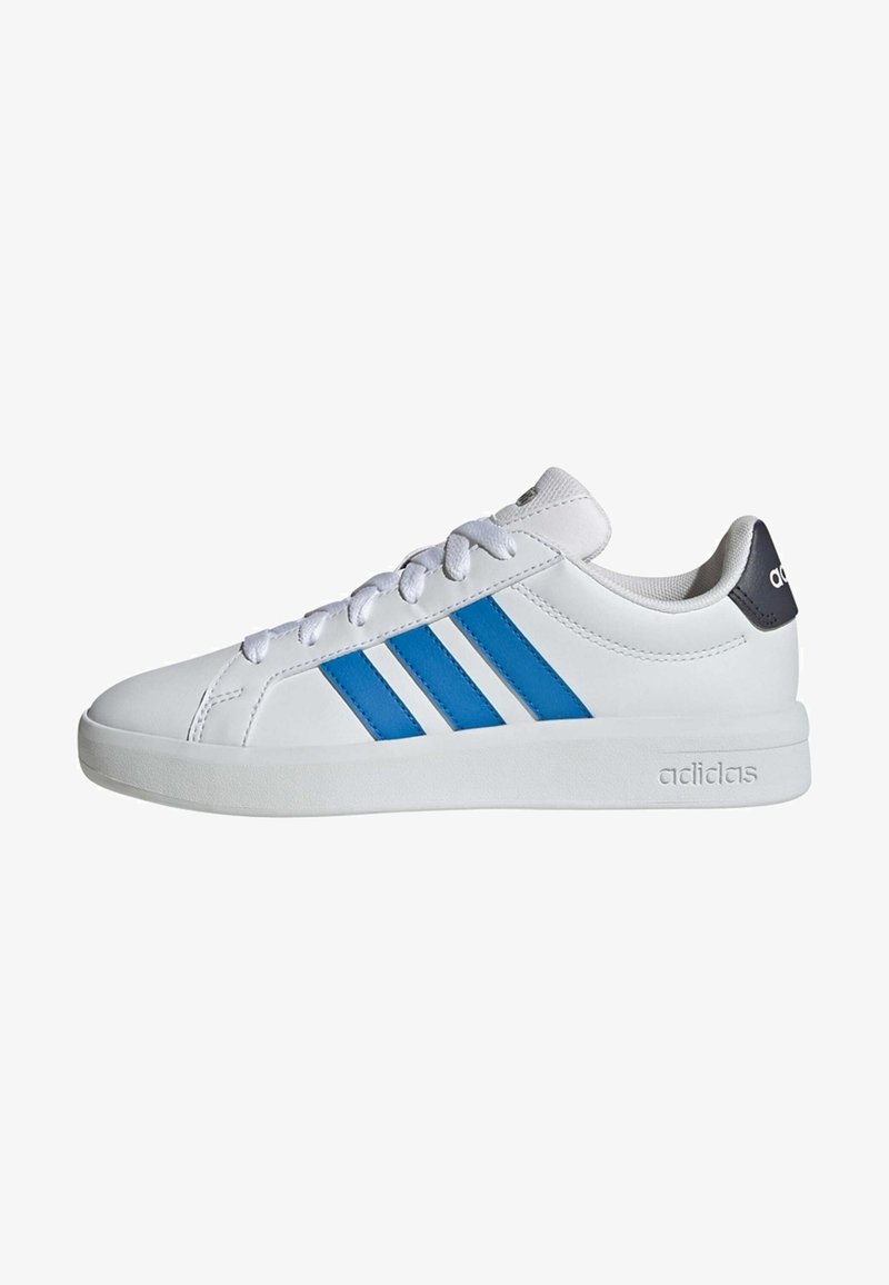 Baskets blanches Adidas avec des bandes bleues, lacets blancs, languette de talon noire et logo Adidas embossé sur la semelle, vue latérale.