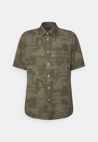 Korte mouwen shirt in olijfgroene stof met ingewikkelde lichtpatronen, voorzien van een knoopsluiting aan de voorkant en een kraag.