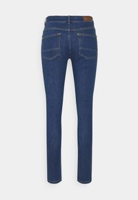 Smala blå jeans i denim med en slät yta, med en brun läderlapp vid midjan och två bakfickor.