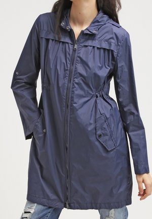 Veste de pluie légère bleu marine avec fermeture éclair à l'avant, taille ajustable, capuche et deux poches latérales. Texture lisse, manches longues.