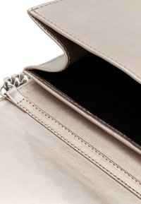 Lederclutch in metallischem Roségold, mit Klappverschluss, silberner Hardware und einer glatten Oberfläche mit sichtbaren Nahtdetails.