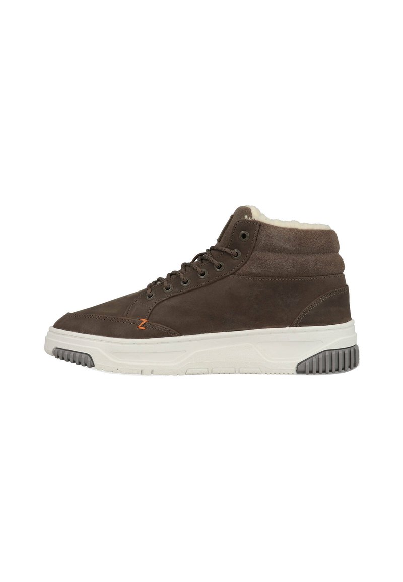 Bruine hoge sneakers met witte zool, donkergrijze loopzool, vetersluiting aan de voorkant en een zachte lichtgekleurde voering.