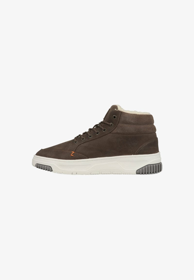 Bruine hoge sneakers met witte zool, donkergrijze loopzool, vetersluiting aan de voorkant en een zachte lichtgekleurde voering.