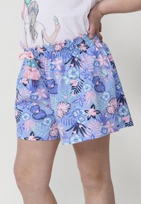 Pantalones cortos florales azules con un diseño estampado que presenta flores rosas y moradas. Cintura elástica con borlas decorativas y cuentas.