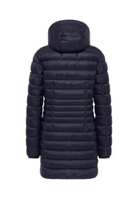 Marine pufferjas met capuchon, met verticale gestikte secties, een gladde textuur en elastische manchetten. Aanzicht van achteren benadrukt de lengte en silhouet.