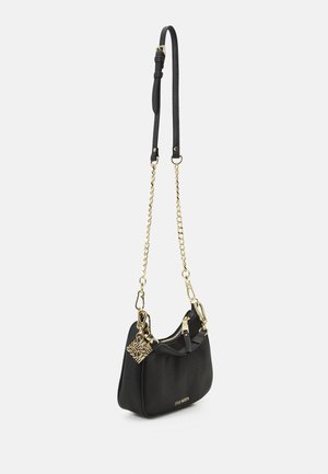 Sac à main noir avec finition texturée, chaîne en or et bandoulière en cuir, fermeture éclair et un porte-clés. Compact avec une forme douce et arrondie.