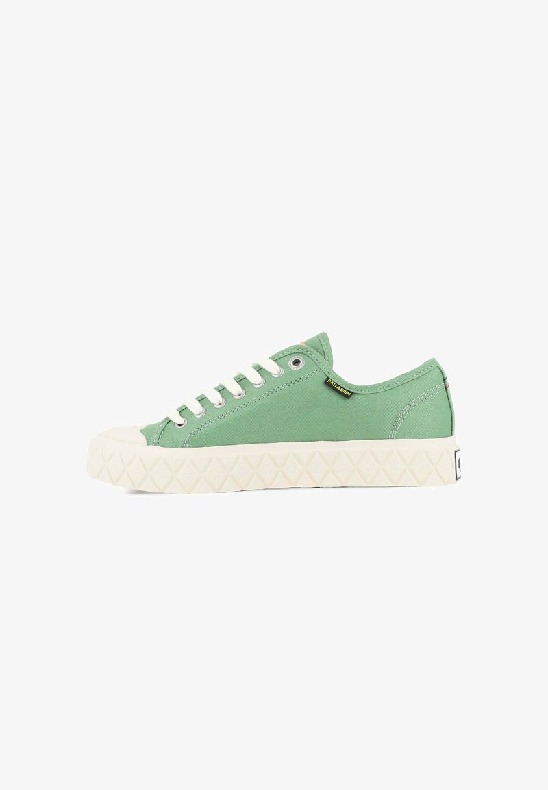 Zöld vászon sneakers fehér gumi talppal, fehér fűzőkkel és gyémánt mintázatú külső talppal. Oldalán egy apró fekete logóval rendelkezik.