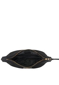 Bolso negro con cremallera dorada parcialmente abierta, mostrando un interior vacío con forro de tela negra lisa, asas planas unidas al lado derecho.