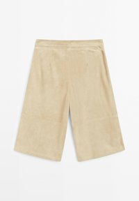 Beige suède culottes met een wijduitlopend ontwerp, voorzien van twee voorzakken en een zachte textuur. Geen zichtbare hardware of patronen.