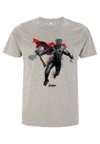 Camiseta de algodón gris con un diseño de un personaje en negro y rojo, empuñando un hacha y vistiendo una capa ondeante.