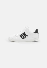 Hvite lær sneakers med en svart teksturert DK-logo, rund tådesign, snøring og svarte aksenter på hælen.