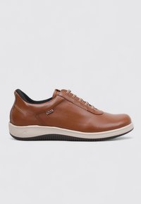 Zapato de cuero marrón con punta redonda, acentos en color beige, cordones planos y un forro interior negro. Presenta una suela de goma con agarre texturizado.
