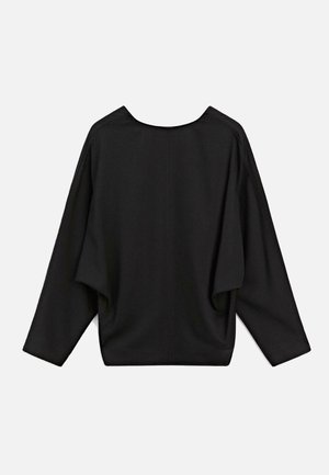 Zwarte oversized top met een brede hals en verlaagde schoudernaden, gemaakt van zachte stof met een gladde textuur en minimale stikdetails.