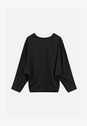 Maglietta nera over-size con scollatura ampia e spalle cadenti, realizzata in morbido tessuto con una superficie liscia e dettagli di cucitura minimi.