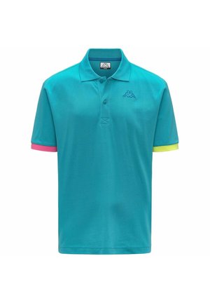 Polo shirt turchese con colletto a bottoni, maniche corte con accenti rosa e gialli, e un logo ricamato sul petto.