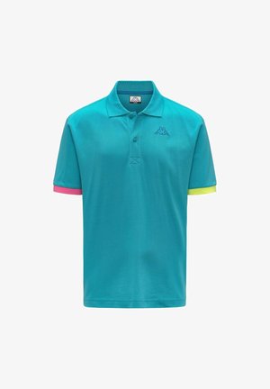 Polo shirt turchese con colletto a bottoni, maniche corte con accenti rosa e gialli, e un logo ricamato sul petto.