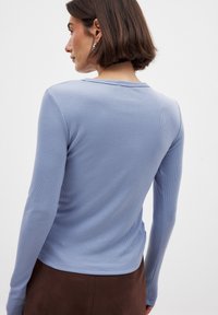 NA-KD ROUND NECK - Top s dlhým rukávom - light blue