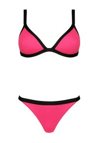 Jasnoróżowy strój kąpielowy składający się z topu w kształcie trójkąta z czarnymi wykończeniami i regulowanymi ramiączkami; pasujące majtki typu bikini o niskim stanie z czarnym pasem w tylnej części.