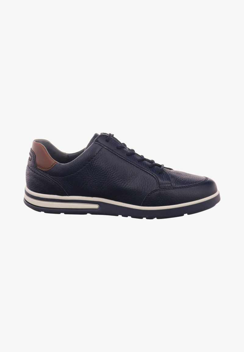 Marineblaues Leder-Sneaker mit strukturiertem Obermaterial, runder Zehenpartie, braunem Akzent an der Ferse und weißer Zwischensohle mit horizontalen Streifen. Mit Schnürdesign.