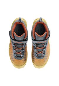 Hoch gebaute Wanderschuhe in einem Sand- und Orangeton, mit einer strukturierten Oberseite, grauen Akzenten und einer stabilen Sohle mit Traktionsmustern.
