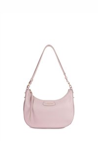 Sac à épaule en cuir rose clair avec une forme courbée et une seule sangle. Équipé de quincaillerie dorée et d'un logo subtil en relief sur le devant.