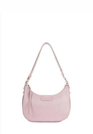 Sac à épaule en cuir rose clair avec une forme courbée et une seule sangle. Équipé de quincaillerie dorée et d'un logo subtil en relief sur le devant.