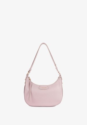 Borsa a spalla in pelle rosa chiaro con forma curva e una sola tracolla. Presenta hardware dorato e un logo goffrato sottile sul davanti.