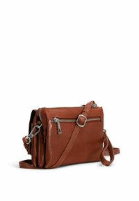 Borsa a tracolla in pelle marrone con molteplici tasche con zip, una superficie texture, una tracolla rimovibile e dettagli in metallo argentato.