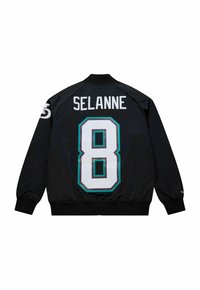 Schwarze Bomberjacke mit einer weißen Nummer 8, akzentuiert mit Türkis und lila, und dem Namen „SELANNE“ darüber. Elastische Bündchen und Saum.