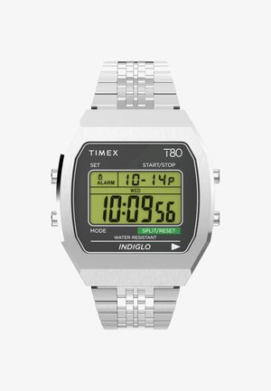 Reloj digital con pulsera de acero inoxidable plateado, caja octagonal, pantalla LCD verde, acentos negros y función de retroiluminación INDIGLO.