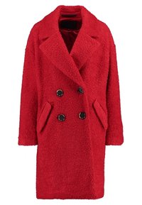 Rød dobbeltradet frakke med fluffy tekstur, med sorte knapper og sidelommer. Designet med en hakket krave og løs pasform.