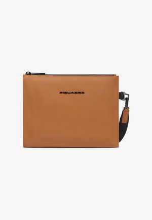 Rechteckige, hellbraune Lederetui mit schwarzem Reißverschluss und abnehmbarem schwarzem Riemen, mit minimalistischem, schwarzem, eingelassenem Markenlogo mittig auf der Vorderseite.