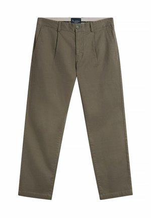 Męskie spodnie o prostych nogawkach w oliwkowym kolorze, z plisami z przodu, bocznymi kieszeniami i zapięciem na guziki w pasie.