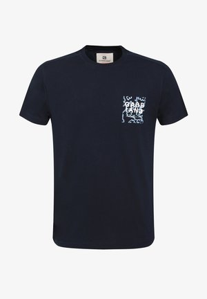 Granatowy T-shirt z krótkim rękawem i okrągłym dekoltem, z małą abstrakcyjną białą grafiką i tekstem na obszarze lewej kieszeni na piersi.