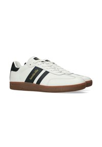 Sneakers atletici bianchi con strisce nere, suola in gomma texturizzata e dettagli in oro sul lato. Parte superiore in pelle liscia con lacci.