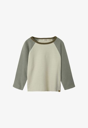 Langärmliges Shirt in hellem Beige mit olivgrünen Raglanärmeln. Weicher Stoff, runder Ausschnitt und kleines Logotag unten links.